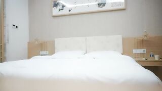 【利哥探花】网约黑裙小少妇，穿上黑丝，镜头前舔B口交，暴插各种角度