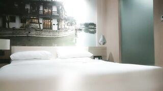 【利哥探花】高价约炮颜值外围兼职妹，各种姿势干到满头大汗